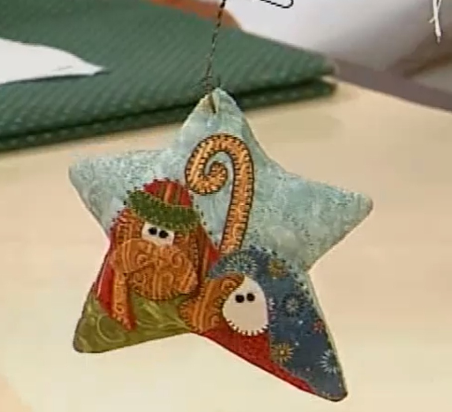 Aprenda a fazer uma estrela de tecido para decorar árvores de Natal