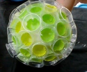 globo-decorativo-feito-com-copos-descartáveis-de-café