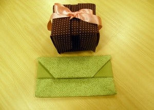 caixinha-e-carteira-feitas-com-origami-de-tecido